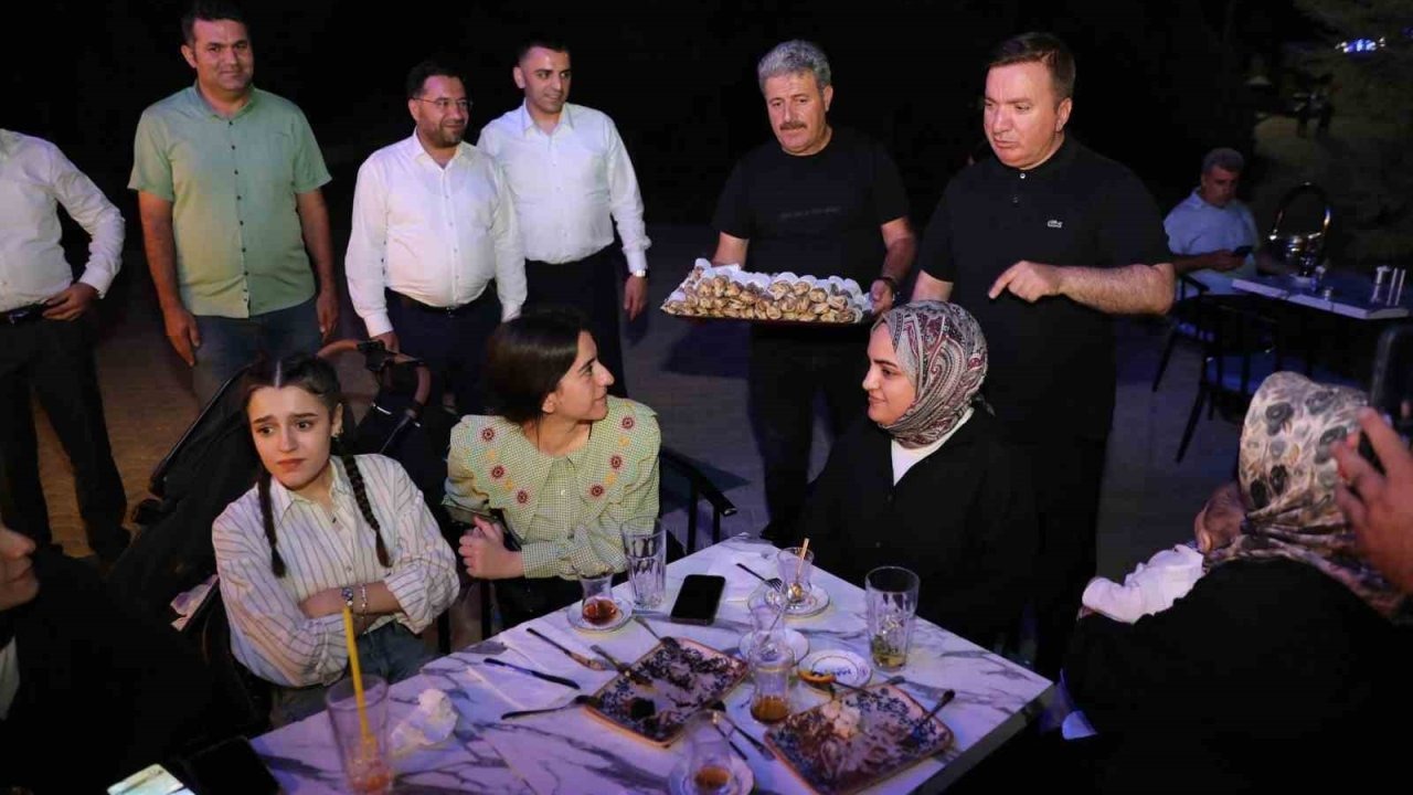 Pekmezli yufka, Ergan Dağı Kayak Merkezi’nde bulunan vatandaşlara ikram edildi