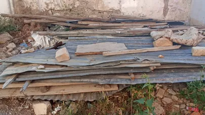 Yol kenarlarına yığılan çatı sacları tehlike oluşturuyor