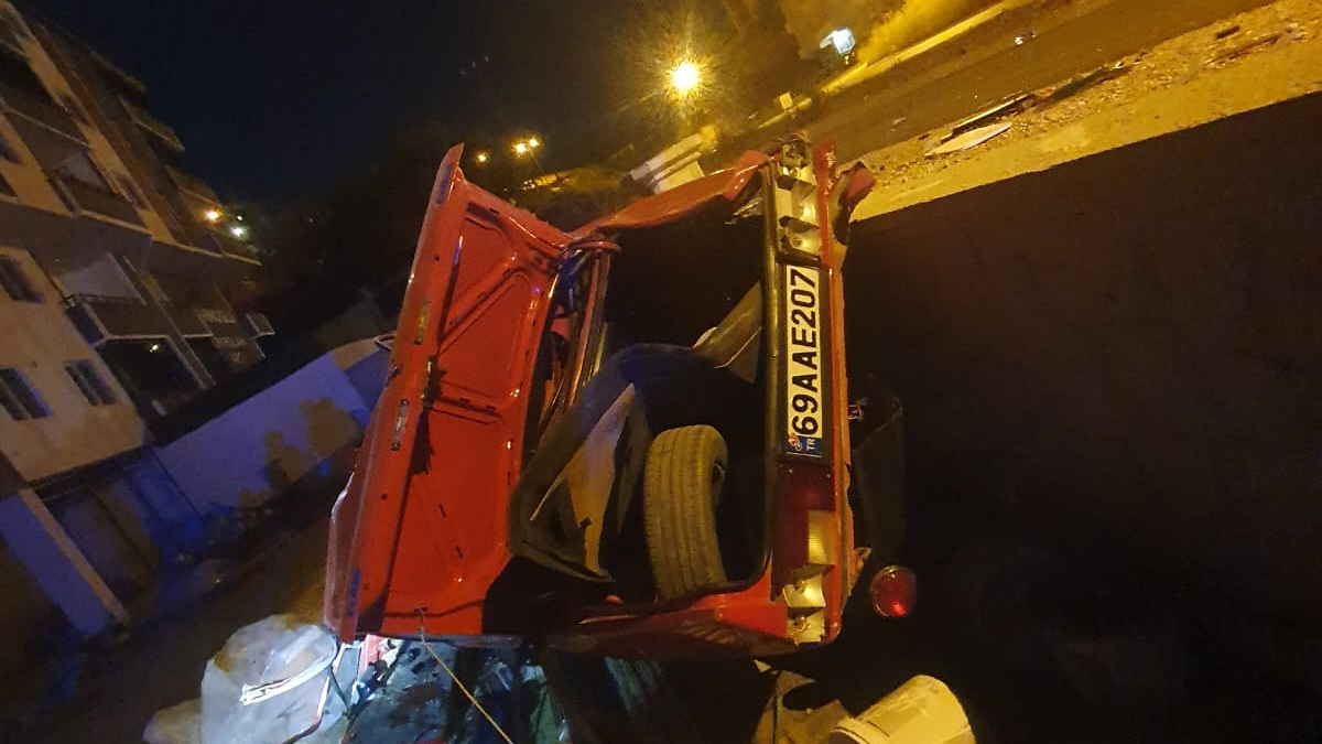 Takla atan araç evin bahçesine düştü!