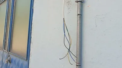 Elektrik kabloları korku saçıyor!