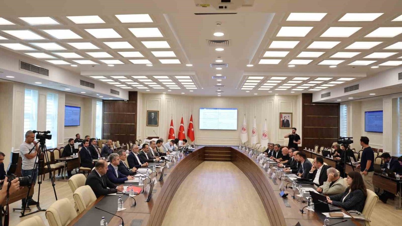 Bakan Işıkhan, Memur-Sen Başkanı Yalçın ve hizmet kollarında ilgili sendika temsilcileri ile bir araya geldi
