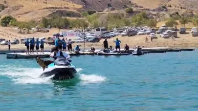 Elazığ’da sahibiyle jet ski turu atan köpek gülümsetti