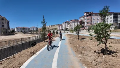 Bisiklet yolu tamam, parkta son rötuşlar yapılıyor