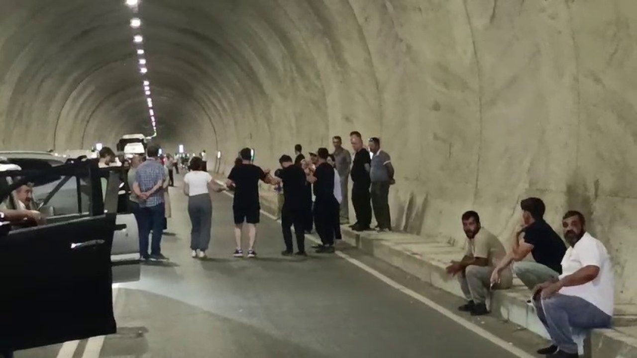 Uluslararası yol saatlerce kapandı: Vatandaşlar tepkili