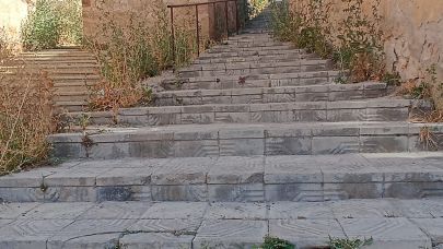 Merdivenler bakımsız ve eksik!