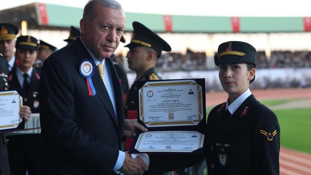 Jandarma Astsubay Meslek Yüksekokulu birincisi Gülsena Erken, diplomasını Cumhurbaşkanı Erdoğan’ın elinden aldı