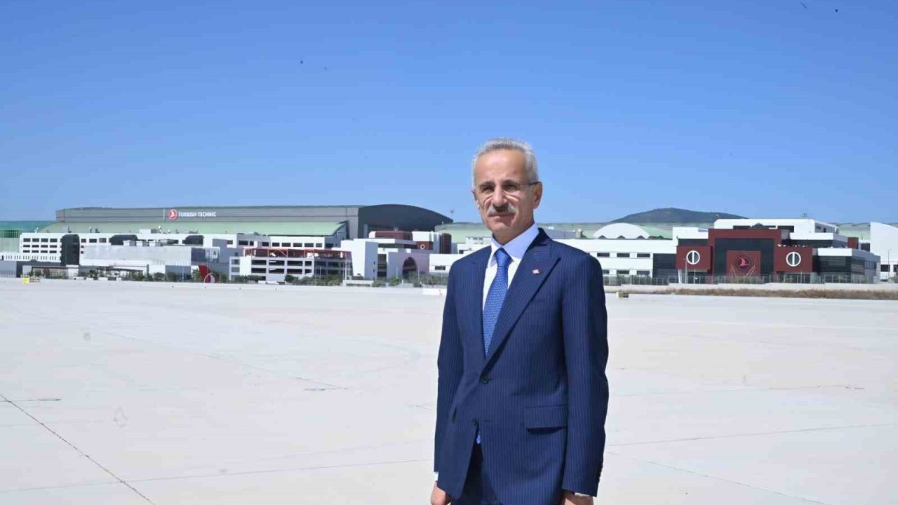 Ulaştırma ve Altyapı Bakanı Uraloğlu: "Havayolu işletmeleri her yolcuya en az 200 mililitre içme suyunu ücretsiz temin edecek"