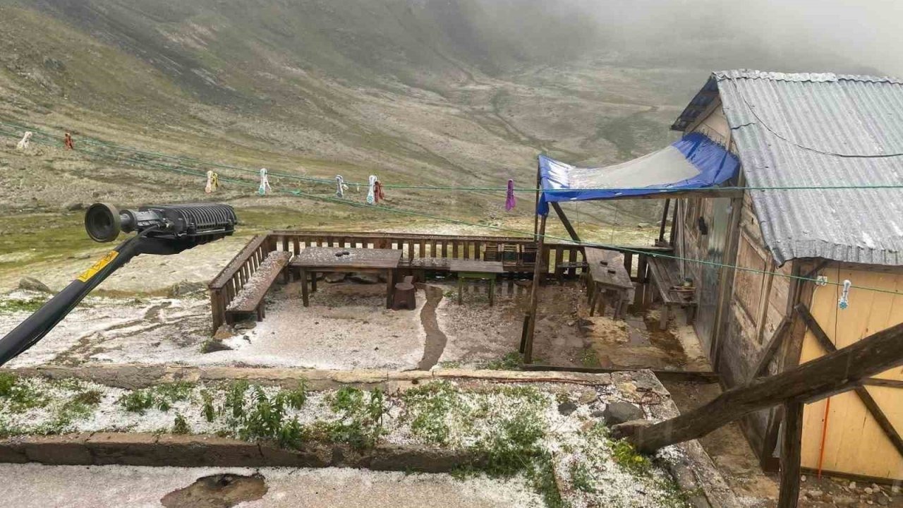 Rize’de yaylarda dolu yağışı