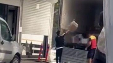 Kargo firması çalışanlarının paketleri fırlattığı anlar kameraya yansıdı