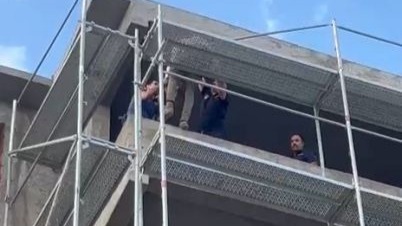 Binadan atlamak isteyen şahsı, itfaiye ekipleri ikna etti