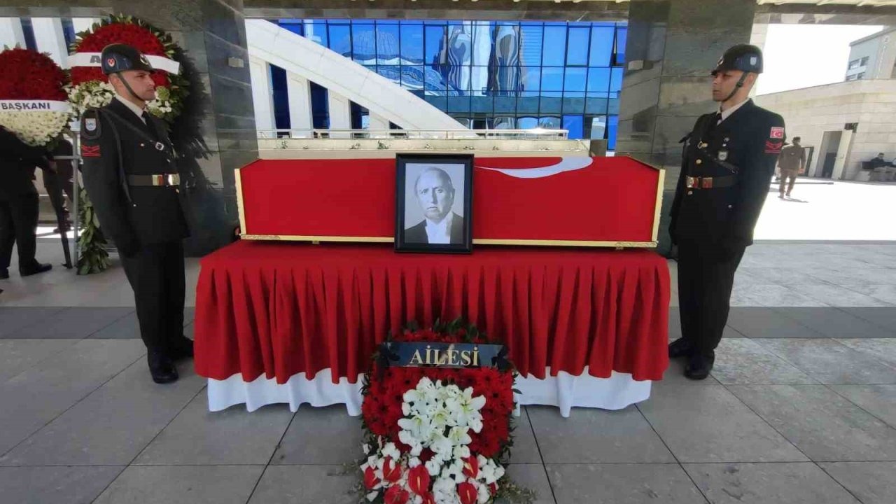 Eski TBMM Başkanı Karakaş son yolculuğuna uğurlandı