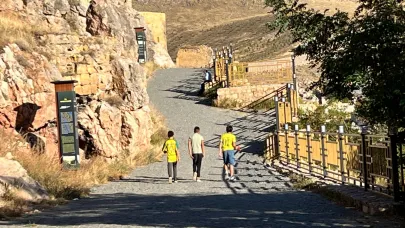 Bayburt Kalesi’nde tehlikeli oyun!
