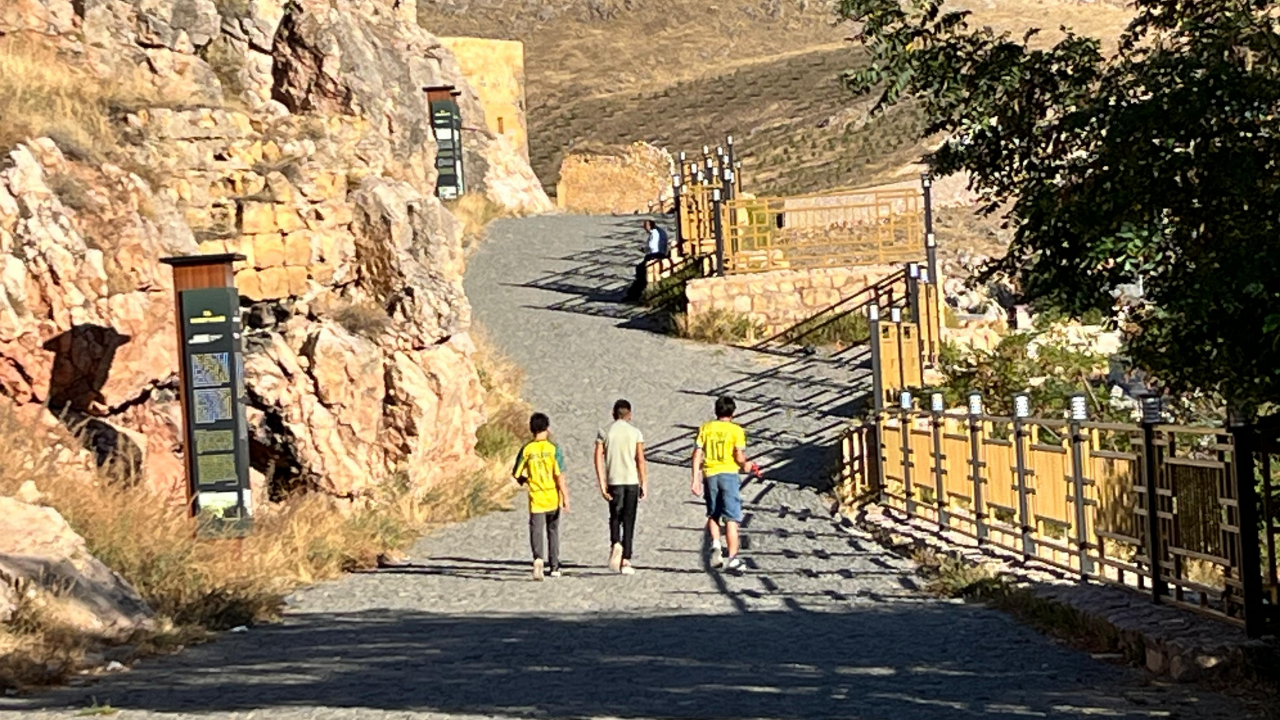 Bayburt Kalesi’nde tehlikeli oyun!