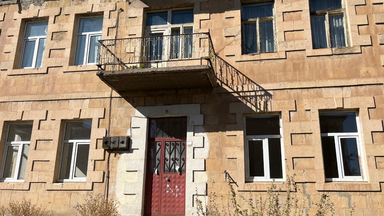 Bayburt’un sarı taş evleri zamana direniyor