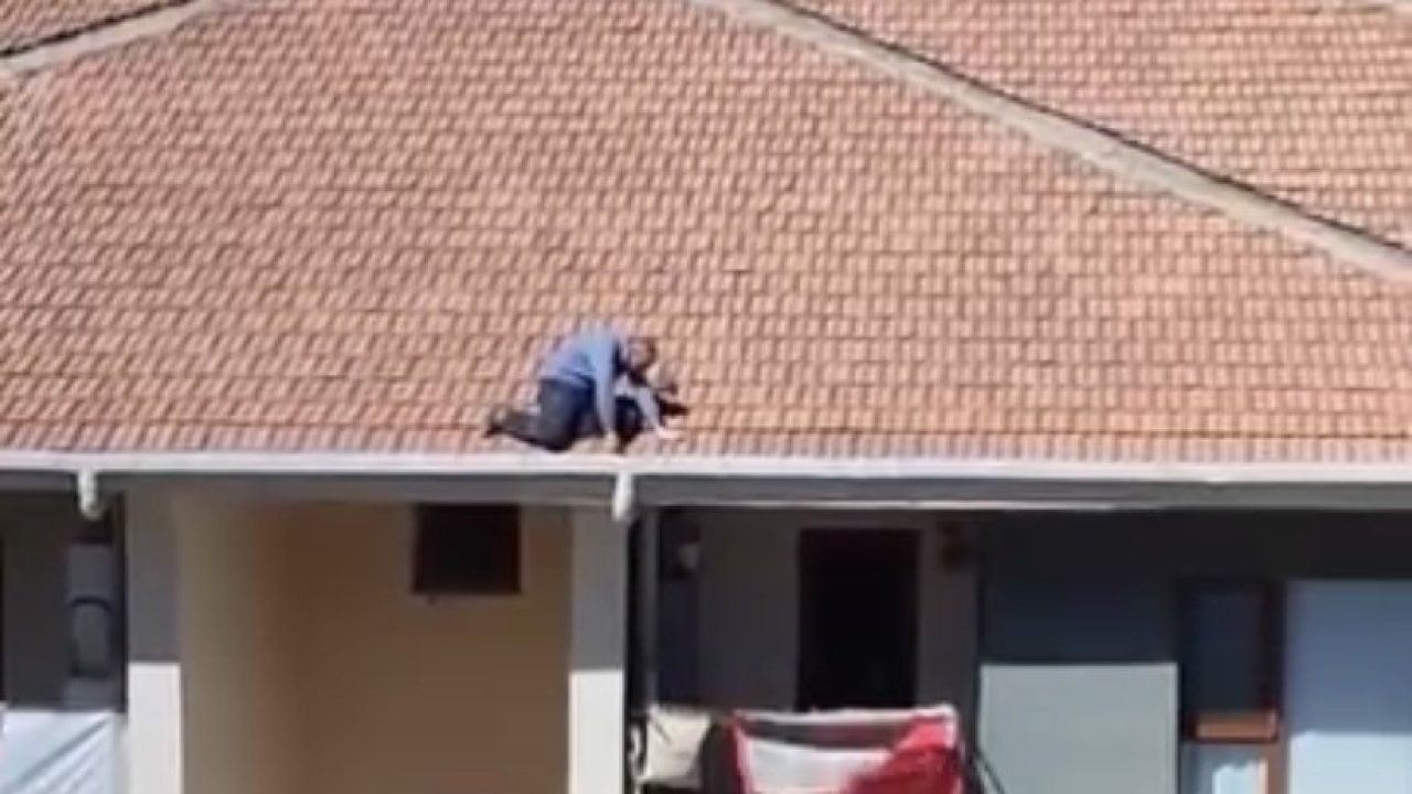 Fırtınalı havada çatıda tehlikeli çalışma yürekleri ağza getirdi