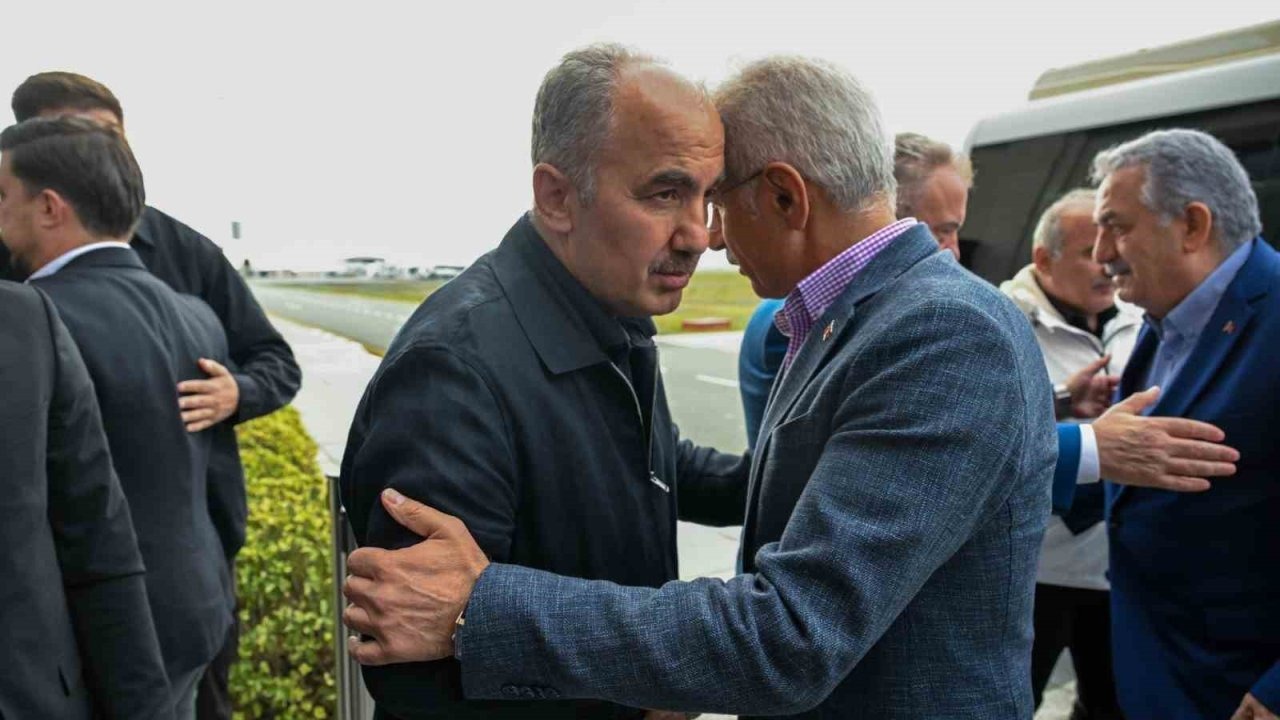 Bakan Uraloğlu: &quot;Hayatı en kısa sürede normale döndürmek için tüm ekiplerimiz gece gündüz çalışıyor&quot;