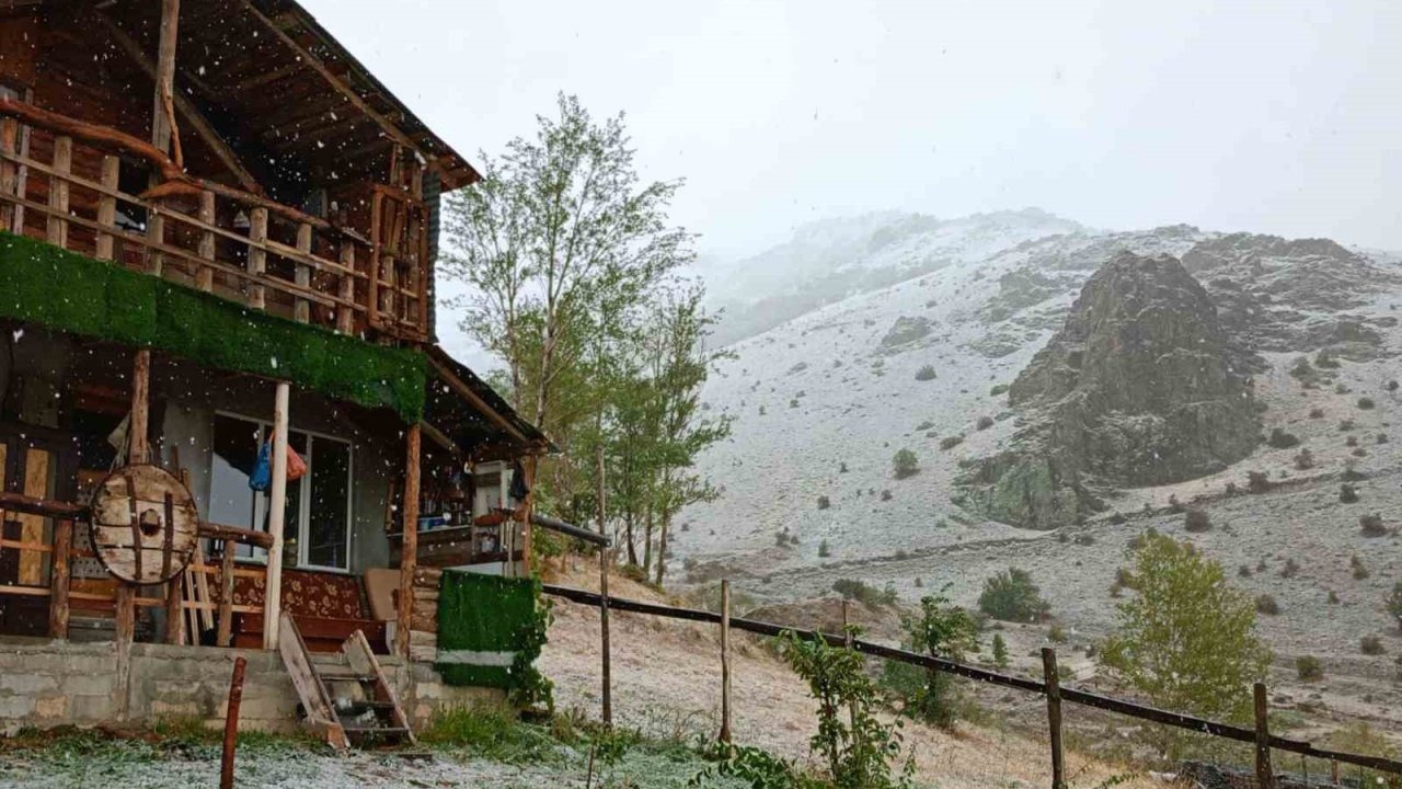 Bayburt’un yüksek rakımlı köylerinde kar yağışı etkili oldu