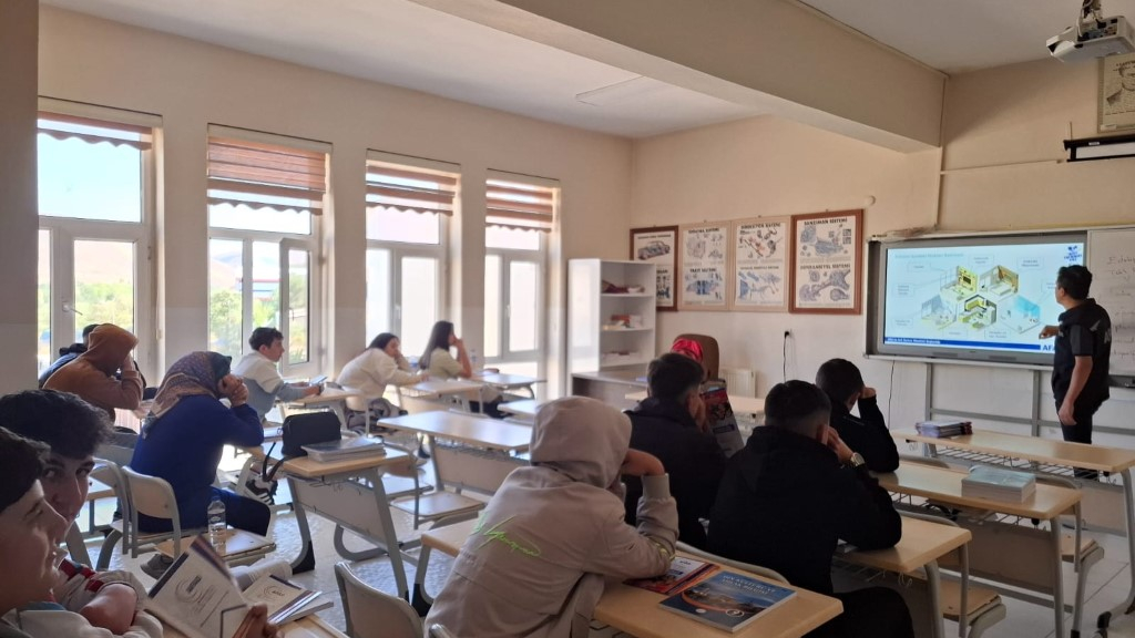 Okul personelleri ve öğrenciler bilgilendiriliyor