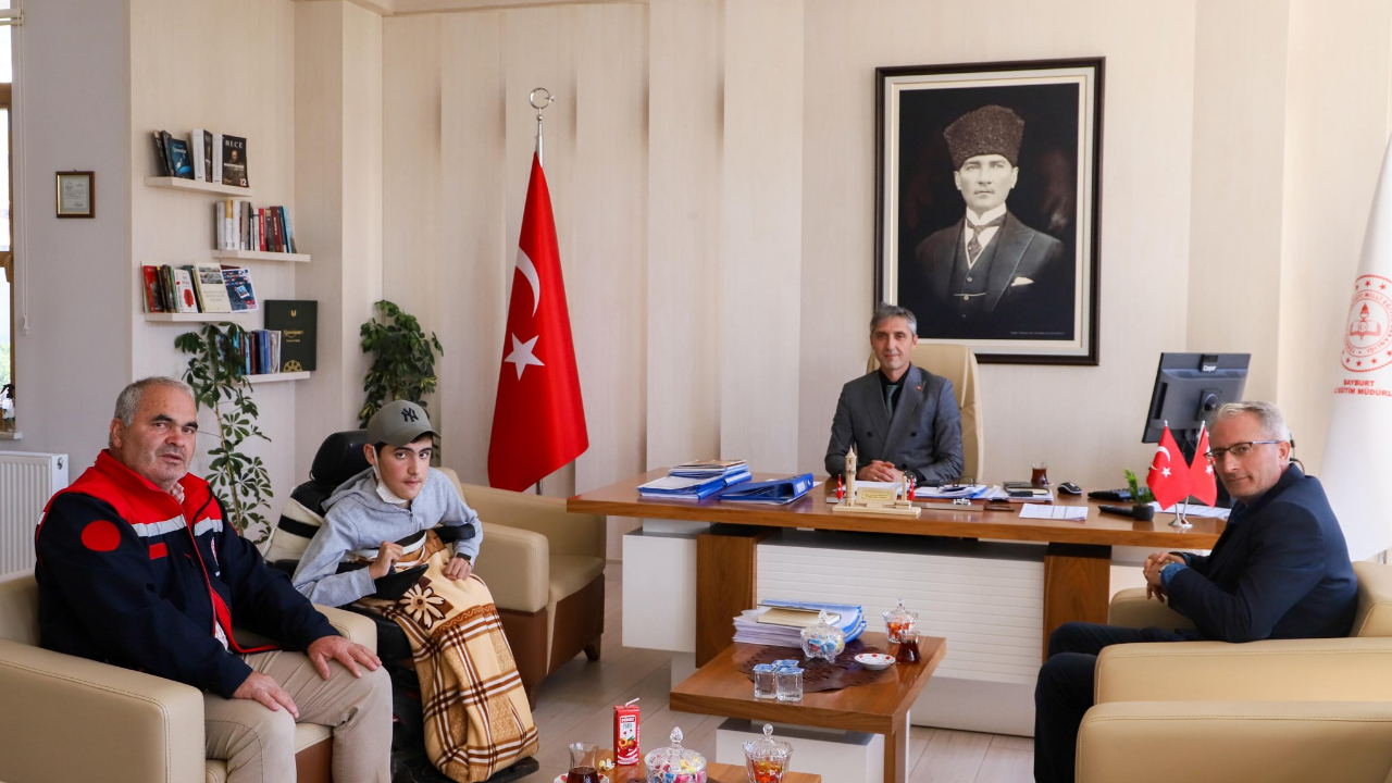 Evde eğitim gören Çakmak, müdür Kahraman'ı ziyaret etti