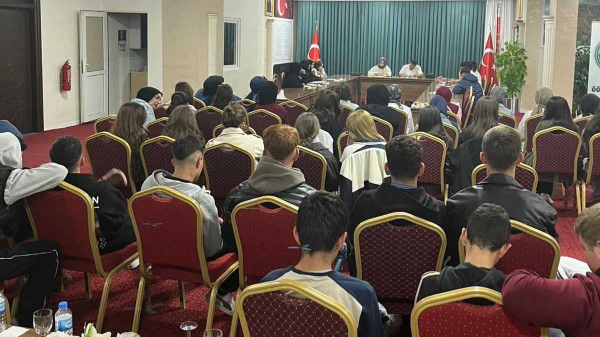 AK Gençlik’ten liseli gençlere münazara programı