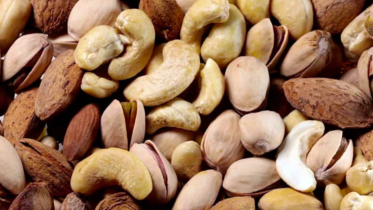 Masum sanıyorduk! Uzmanlar en zararlı kuruyemişi açıkladı