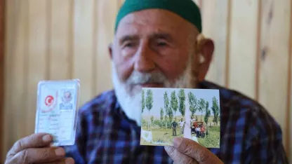 95 yaşındaki Mahmut dede, sağlıklı yaşamın sırrının süt ürünleri olduğunu söyledi