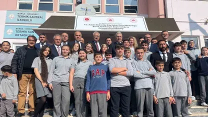 Köy okulu çocuklarının bilgisayar sevinci