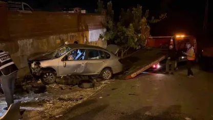 Feci kazada takla atan otomobil sürücüsü araçta sıkıştı