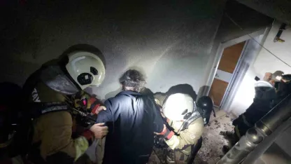 Alevlerin yükseldiği binada dumandan etkilenen vatandaşları itfaiye kurtardı