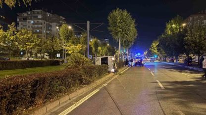 Ağacı devirip, yan yatan araçtan burunları bile kanamadan çıktılar