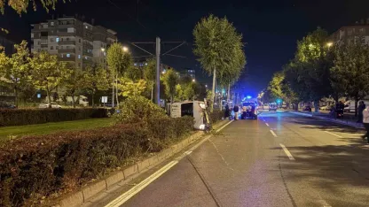 Ağacı devirip, yan yatan araçtan burunları bile kanamadan çıktılar