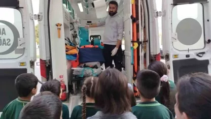 Minik öğrencilere acil sağlık hizmetleri tanıtıldı