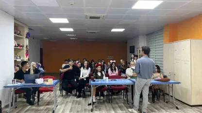 Gönüllü gençler tiyatro sahnesi için kolları sıvadı