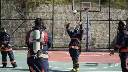 İtfaiye kostümüyle voleybol oynadılar, nefes kontrolü yaptılar