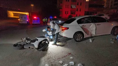 Polisten kaçan motosiklet otomobile çarptı: 2 yaralı