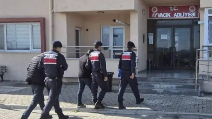 Çanakkale’de göçmen kaçakçılığı operasyonu; 9 organizatör, 3 şüpheli, 48 kaçak göçmen yakalandı