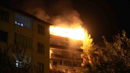 Gümüşhane’de 4 katlı binada çıkan yangın paniğe neden oldu