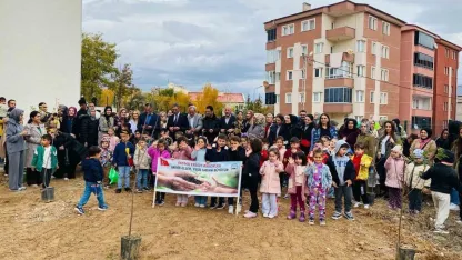 Anaokulu öğrencileri fidanları toprakla buluşturdu