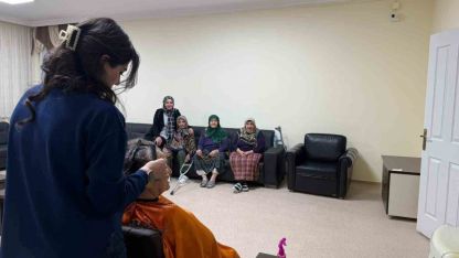 Huzurevi sakinlerinin kişisel bakımlarını gönüllü kuaför yaptı