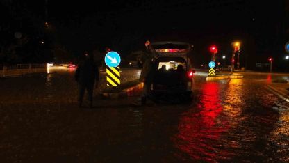 Burhaniye’de sağanak yağış yolları göle çevirdi