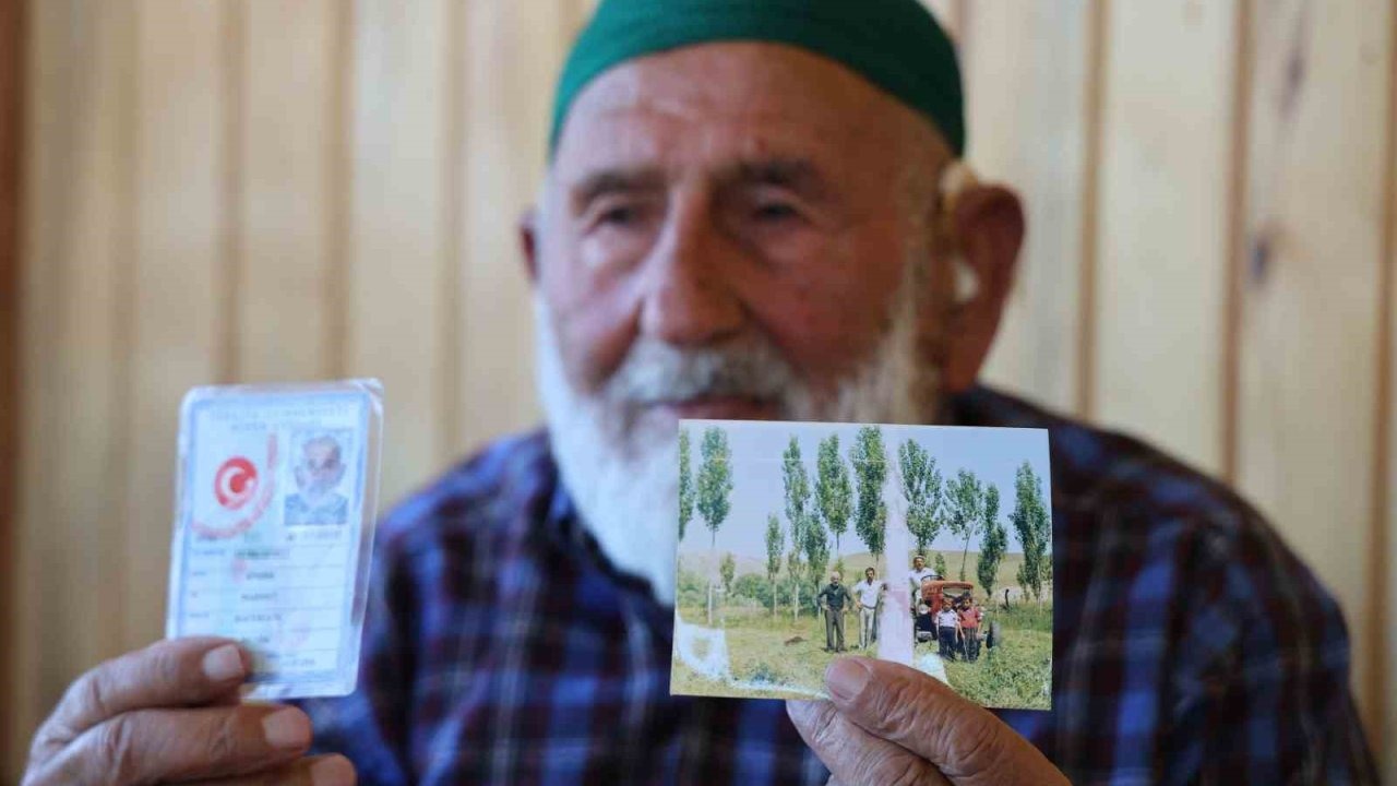 95 yaşındaki Mahmut dede, sağlıklı yaşamın sırrının süt ürünleri olduğunu söyledi