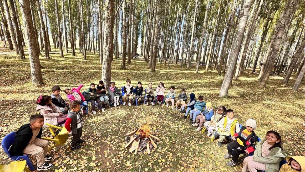 Anaokulu öğrencilerine sonbahar mevsimi doğada anlatıldı