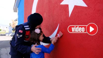 Jandarma ve öğrenciler el ele verdi: Boş duvar Türk Bayrağı’na dönüştü