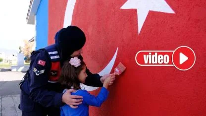 Jandarma ve öğrenciler el ele verdi: Boş duvar Türk Bayrağı’na dönüştü