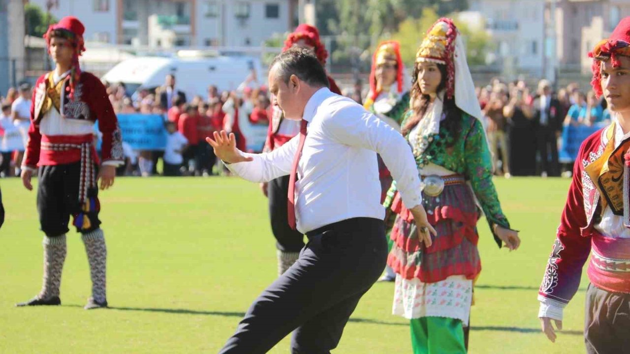 Kaymakam Akkaya’nın zeybek gösterisi büyük beğeni topladı