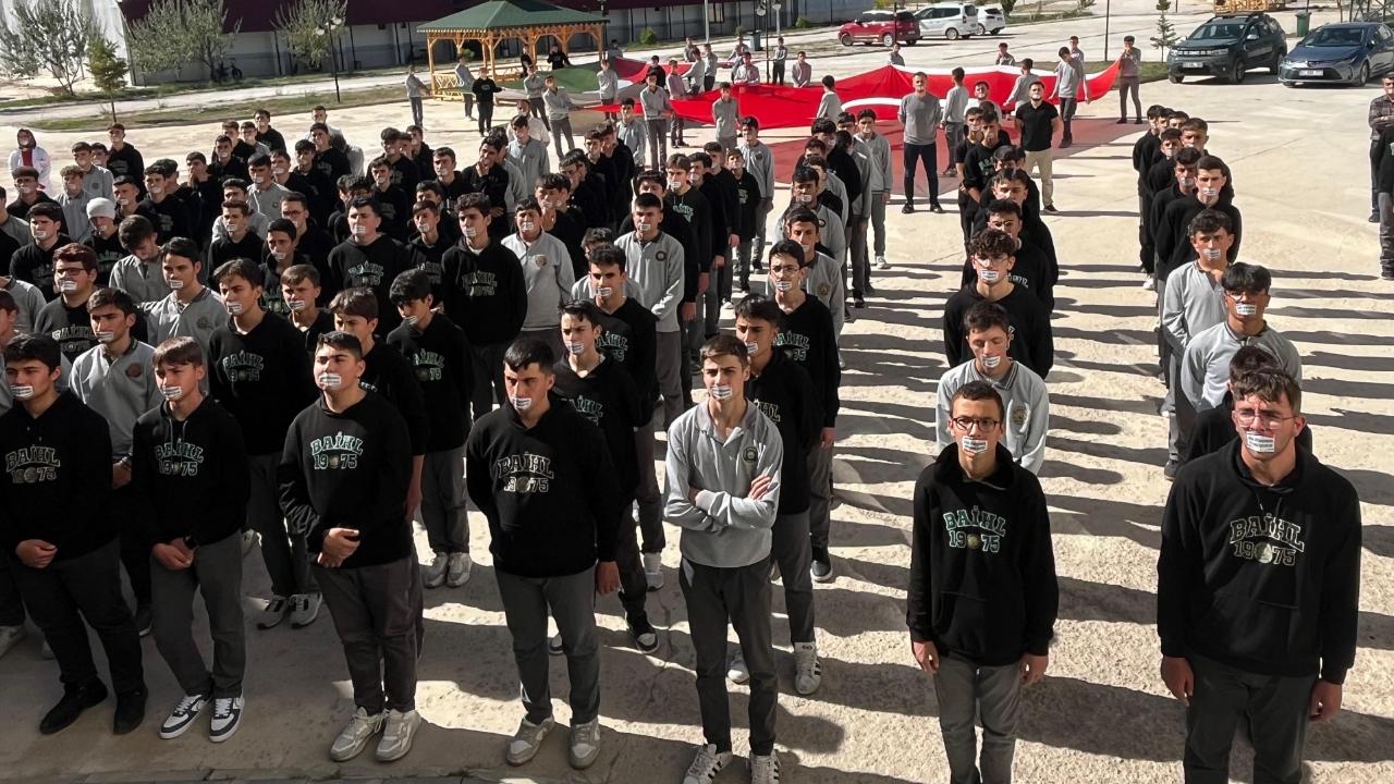 Lise öğrencilerinden ‘ağızları bantlı’ protesto!