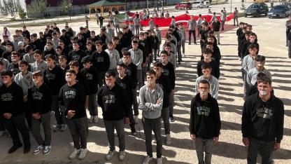 Lise öğrencilerinden ‘ağızları bantlı’ protesto!