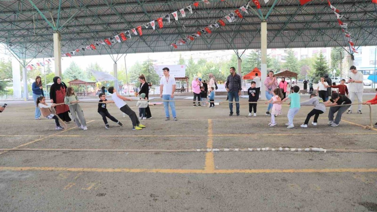 Unutulmaya yüz tutan sokak oyunları ’Sokak Oyunları Festivali’nde canlandı