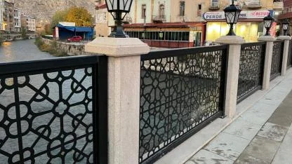 Yıkılıp yapılacakken, korkuluk yenilemesiyle yetindi!