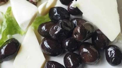 Zeytinle peyniri birlike yiyen yandı! Uzman açıkladı